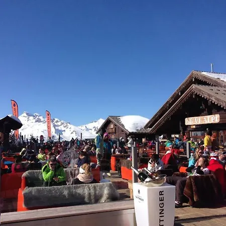 Eden Sur Les Pistes Avec Vue Panoramique Sur La Vallee La Joue du Loup